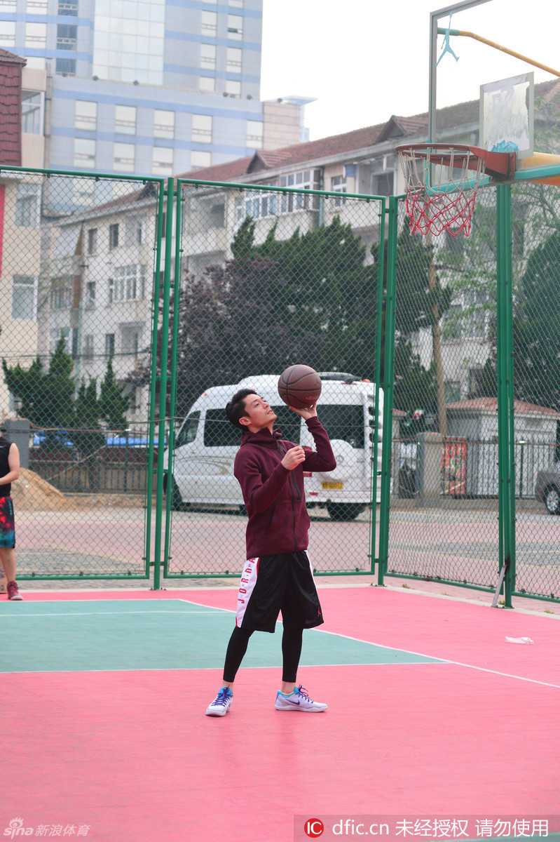 霍建华在人群中高高跃起，身体在空中完全舒展，单手托举篮球轻柔地送向篮筐，整个人仿佛摆脱了地心引力的束缚。