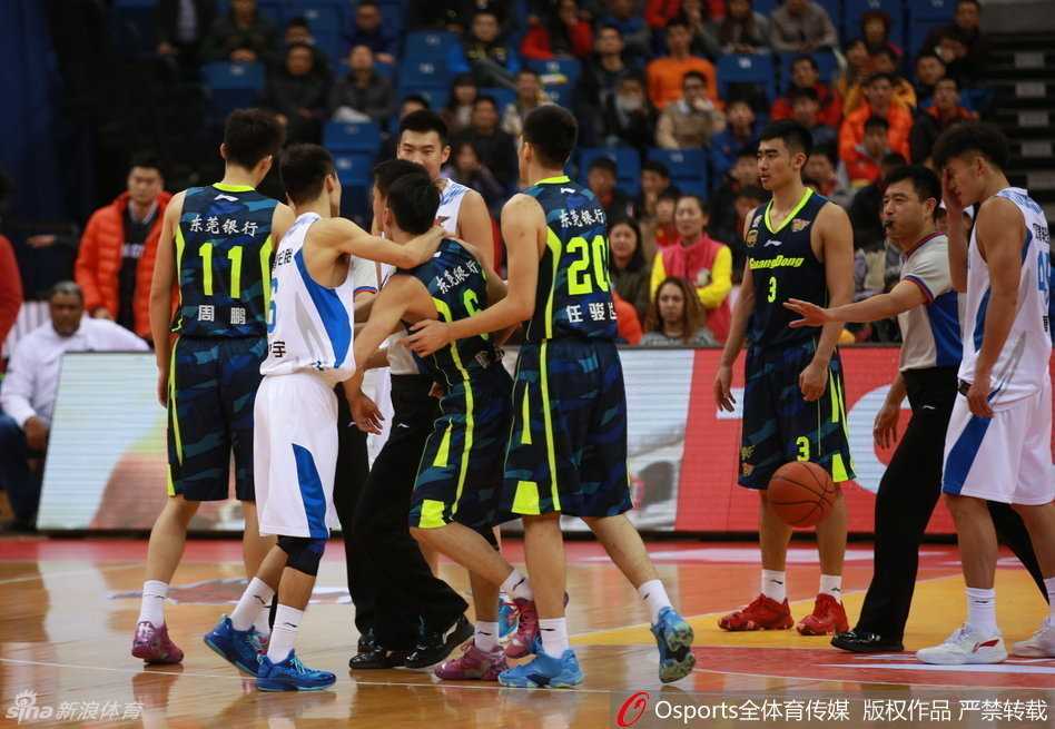 青岛寒夜中的火爆一幕:陈江华遭“暗拳”拂面,瞬间引爆赛场冲突 裁判奋力插在陈江华与吉布森之间,用身体隔开两名怒目而视的球员,但陈江华依旧不依不饶地伸手指向对方,脸上的表情写满了愤怒与委屈。