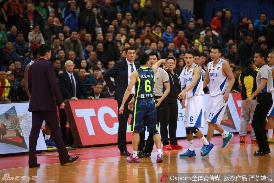 青岛寒夜中的火爆一幕:陈江华遭“暗拳”拂面,瞬间引爆赛场冲突 陈江华怒目圆睁,试图挣脱队友和裁判的阻拦冲向吉布森,他的手臂高高抬起,指向对手,周围的空气仿佛都因他的怒火而凝固。