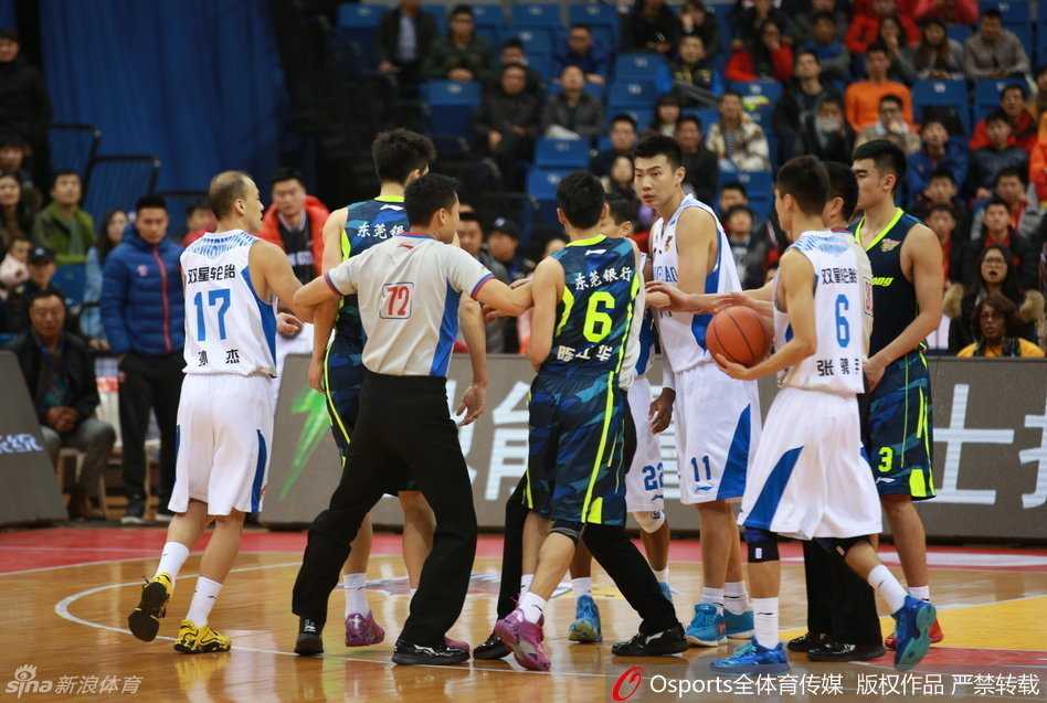 青岛寒夜中的火爆一幕:陈江华遭“暗拳”拂面,瞬间引爆赛场冲突 广东队陈江华与青岛队吉布森在激烈的卡位中纠缠倒地,两人手臂交织,眼神中已透出火药味,预示着一场风暴即将来临。