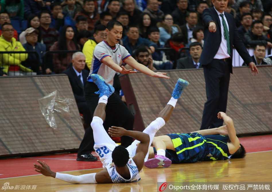 青岛寒夜中的火爆一幕:陈江华遭“暗拳”拂面,瞬间引爆赛场冲突 周鹏挺身而出,用自己的胸膛顶住吉布森,为队友陈江华出头,两人面部几乎贴在一起,剑拔弩张的对峙让紧张气氛升至顶点。