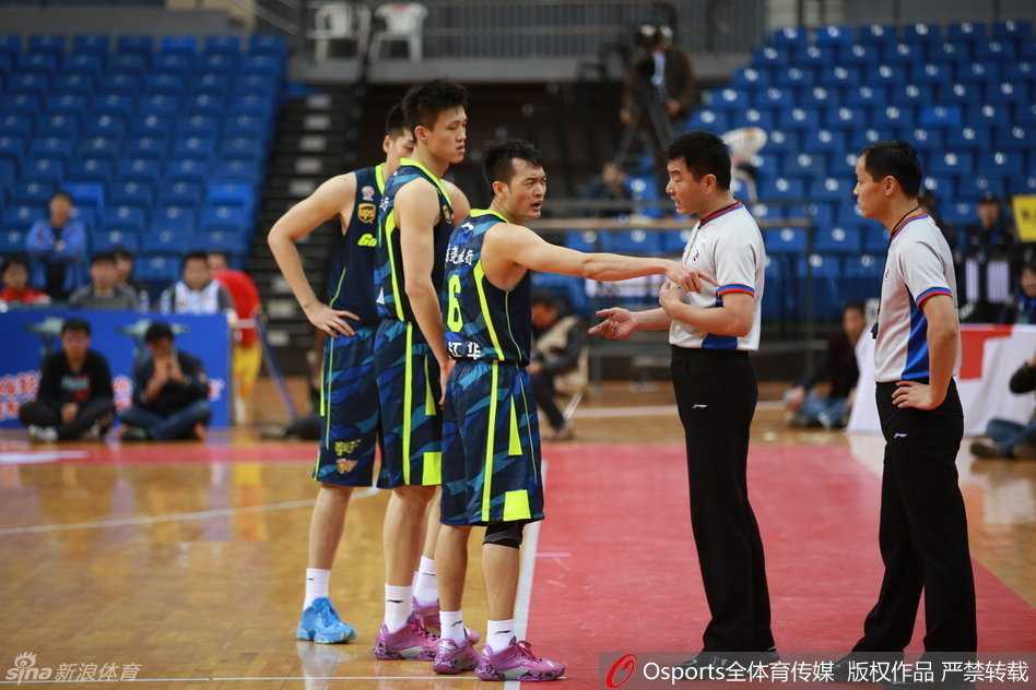 青岛寒夜中的火爆一幕:陈江华遭“暗拳”拂面,瞬间引爆赛场冲突 广东队的替补席瞬间沸腾,球员们纷纷站起身,主教练杜锋一脸怒容地冲向场内,手臂用力指向裁判,为弟子的遭遇鸣不平。