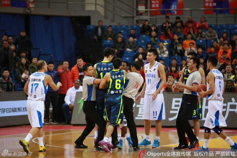 青岛寒夜中的火爆一幕:陈江华遭“暗拳”拂面,瞬间引爆赛场冲突 在众人将冲突主角拉开后,陈江华依旧难掩心中愤懑,他回头望向裁判,眼神中充满了质问与不解,而队友则在身旁努力安抚他的情绪。