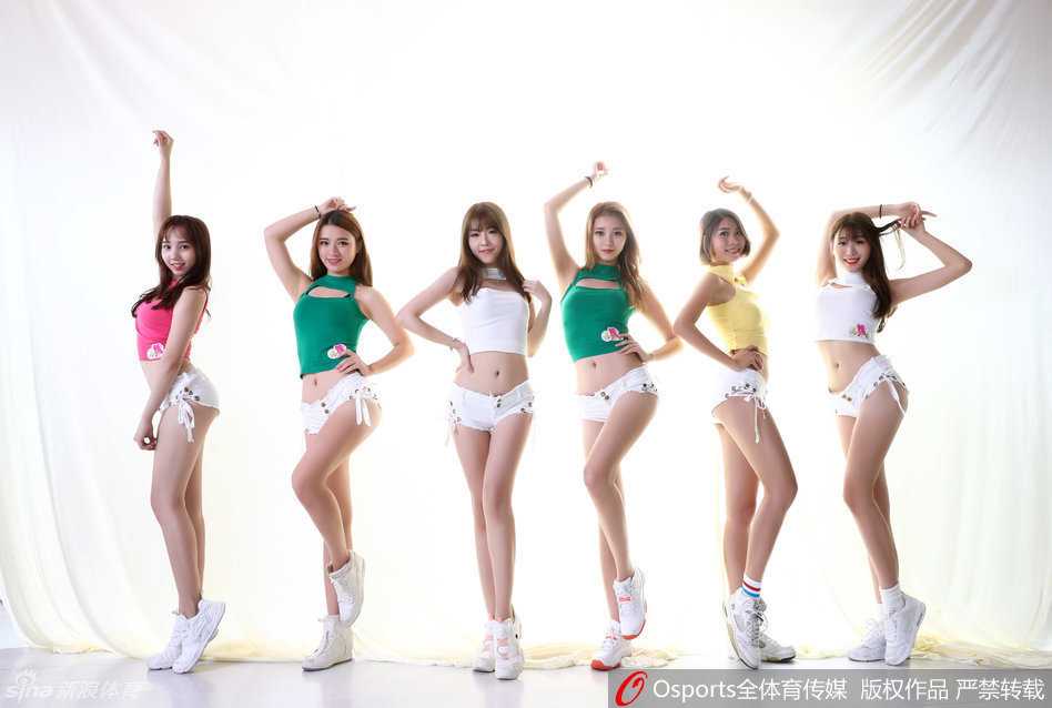 啦啦队全员身穿新赛季活力运动装，在篮球馆台阶上错落而立，明媚笑容仿佛能驱散所有阴霾，青春气息扑面而来。