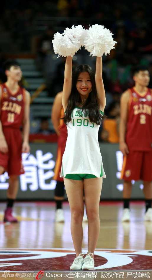 青春舞动赛场:揭秘CBA啦啦队的力与美 三名啦啦队员动作整齐划一,她们身着闪亮的露脐演出服,随着音乐的律动扭动腰肢,展现出力量与柔美并存的舞姿。