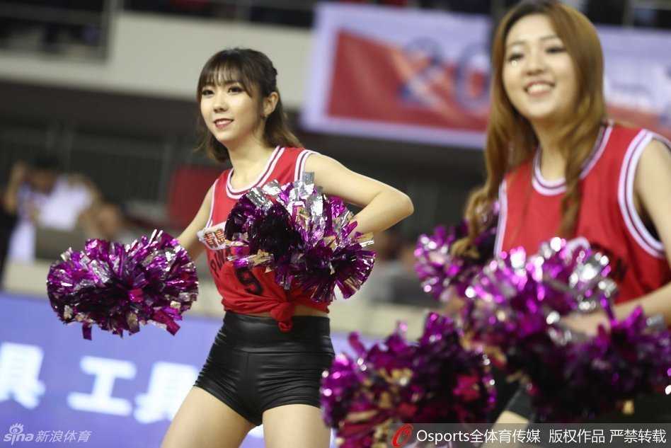 青春舞动赛场:揭秘CBA啦啦队的力与美 赛后互动环节,几位可爱的啦啦队员与现场小球迷击掌互动,她们褪去舞台上的狂野,展现出邻家姐姐般的亲和与温暖。