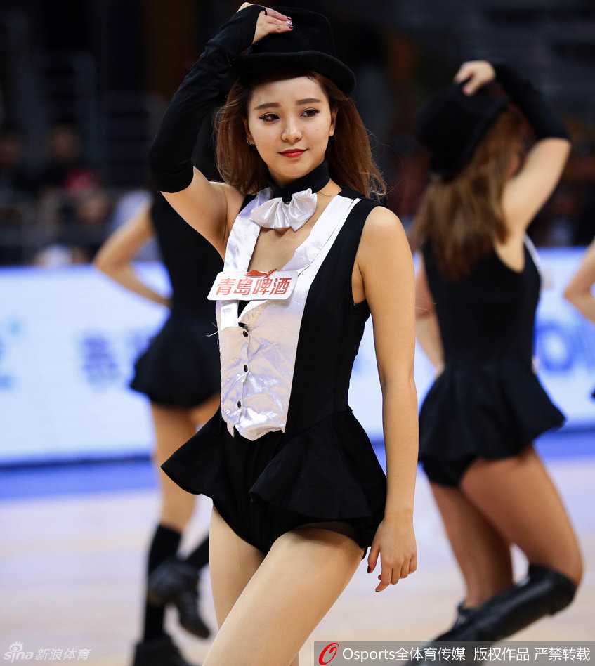 表演进入高潮，队员们排列成整齐的队形，手中的花球高高抛起，在空中划出无数道绚丽的弧线，仿佛下起了一场金色的雨。