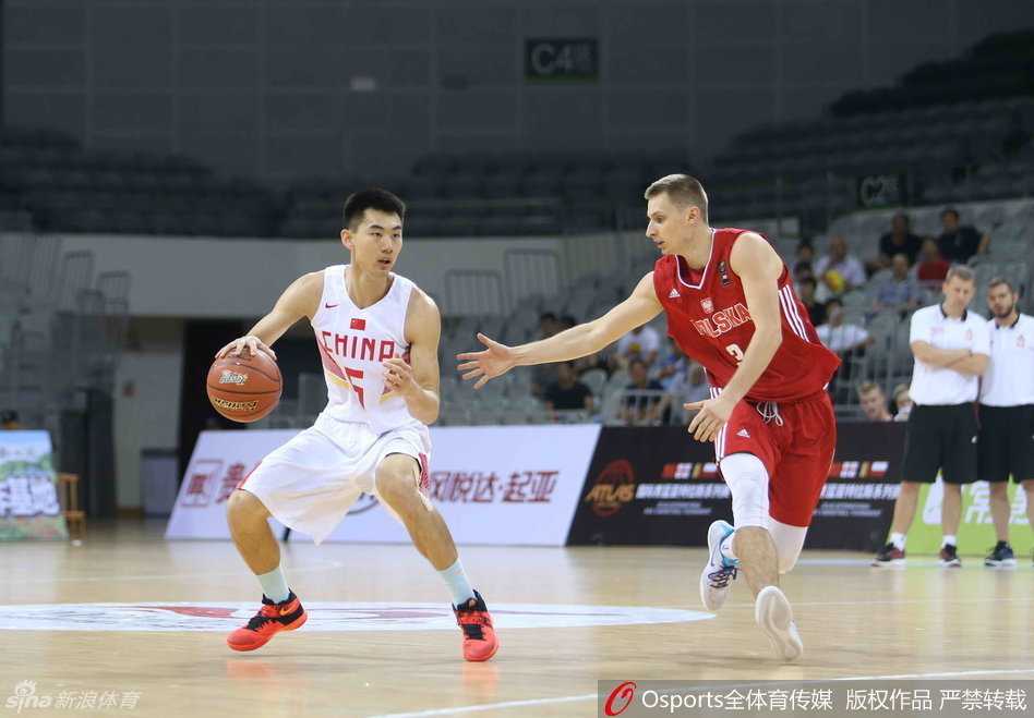 崔晋铭重心压得极低，稳健地运球穿越中场，双眼始终观察着前场队友的跑位。