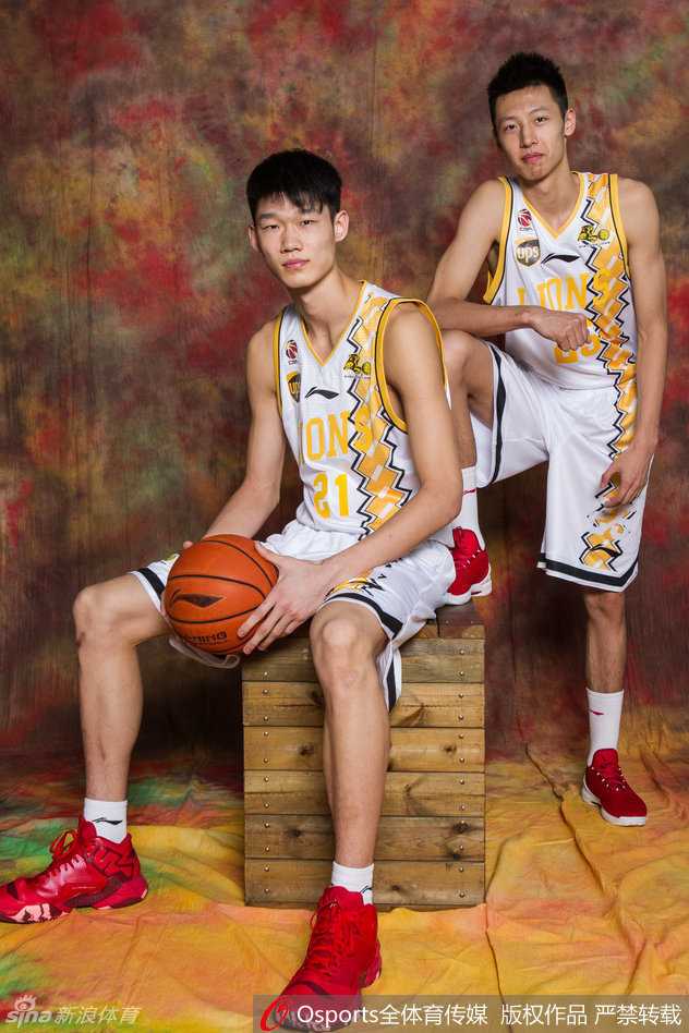 小外援帕戈在快攻中上演单臂劈扣，他像一道闪电划过球场，身体在空中完全舒展，将天赋与激情毫无保留地挥洒在CBA的赛场上，瞬间点燃了主场观众的激情。