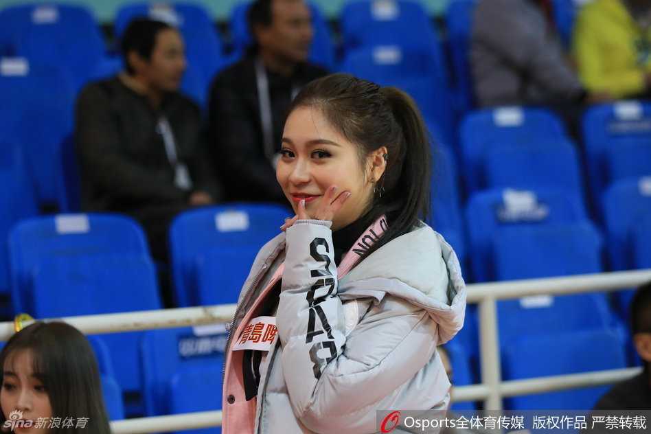 比赛暂停期间，篮球宝贝迅速登场维持热度，动感舞步让球场气氛持续高涨