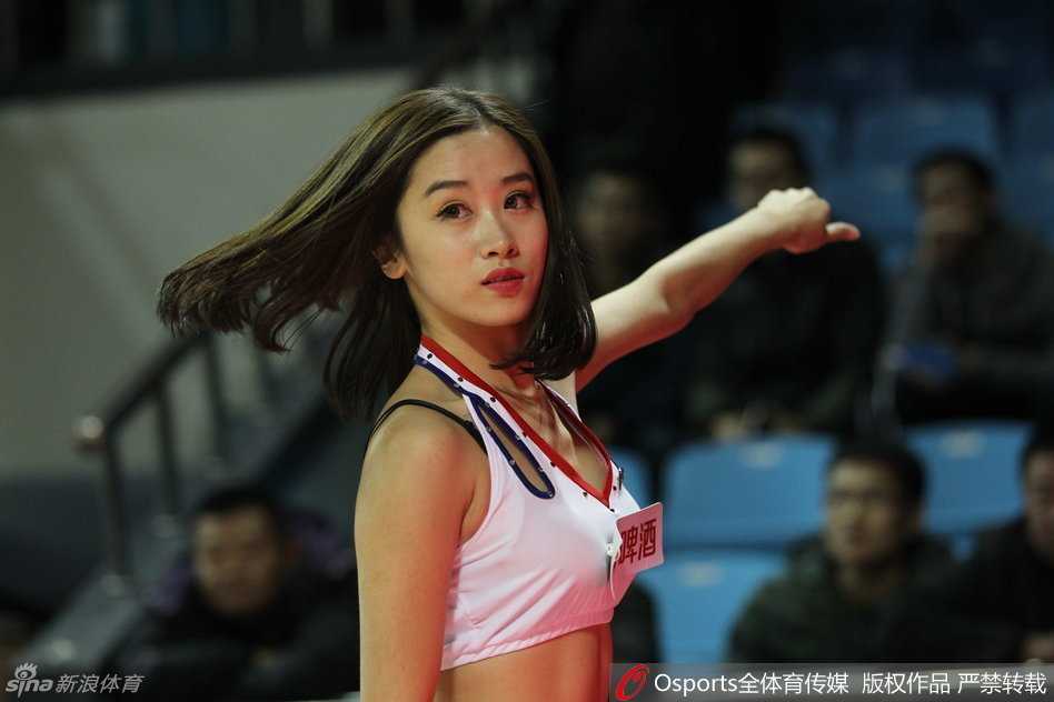 一名宝贝高高跃起，在空中定格成优美的“V”字造型，展现出惊人的爆发力与柔韧度。