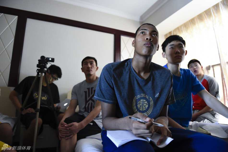 丘天在比赛中高高跃起，从对方球员头顶奋力拼抢篮板球，双臂舒展，展现了强大的内线统治力。