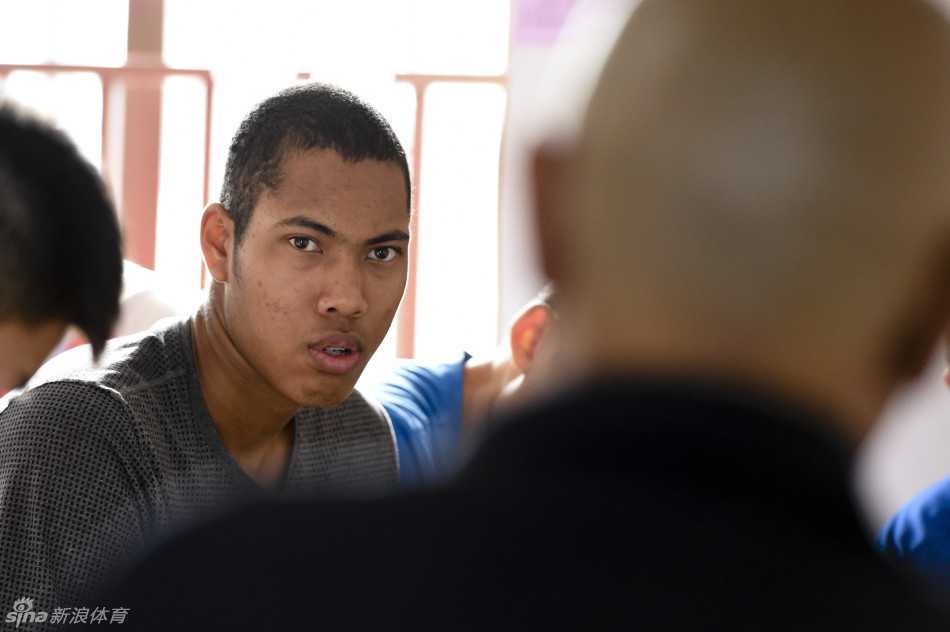 比赛暂停期间，丘天与主教练张云松在球场边进行快速沟通，两人通过手势和眼神交流，默契十足。