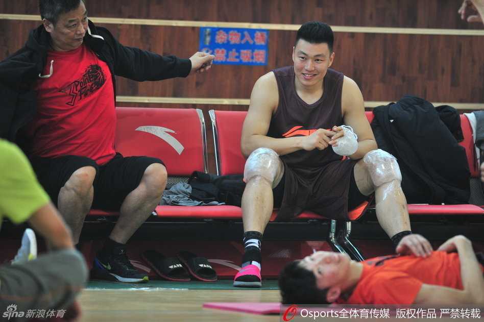 新疆队外援布莱切在训练中闲庭信步般运球推进，他庞大的身躯里蕴藏着细腻的篮下技术和万花筒般的进攻手段，是当年夺冠路上最锐利的矛。