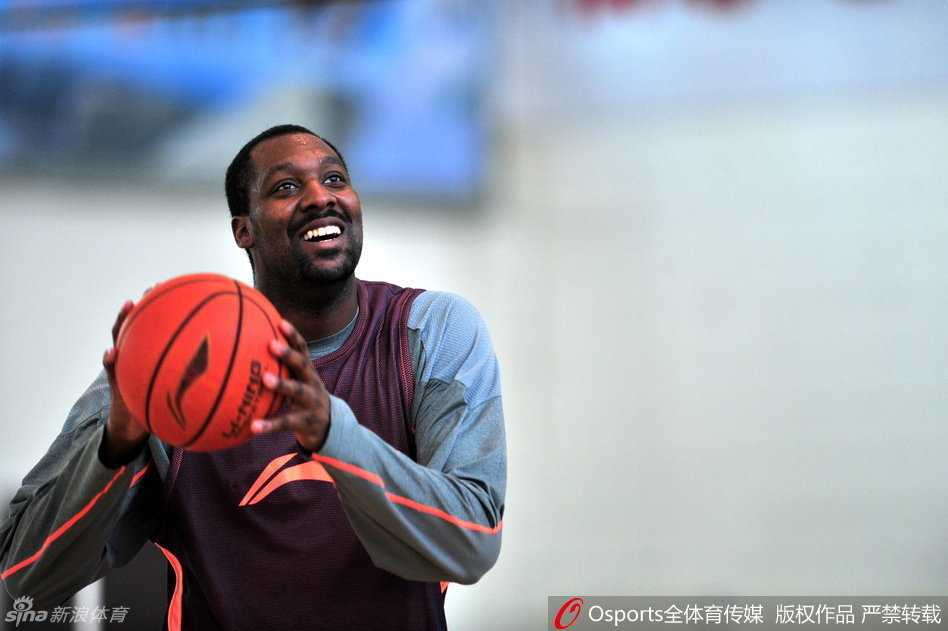 王子瑞运球推进，目光如电寻找队友。他在场上总是保持着高速运转的头脑，用一次次精准的传球撕开对手的防线，为锋线队友输送出舒适的炮弹。