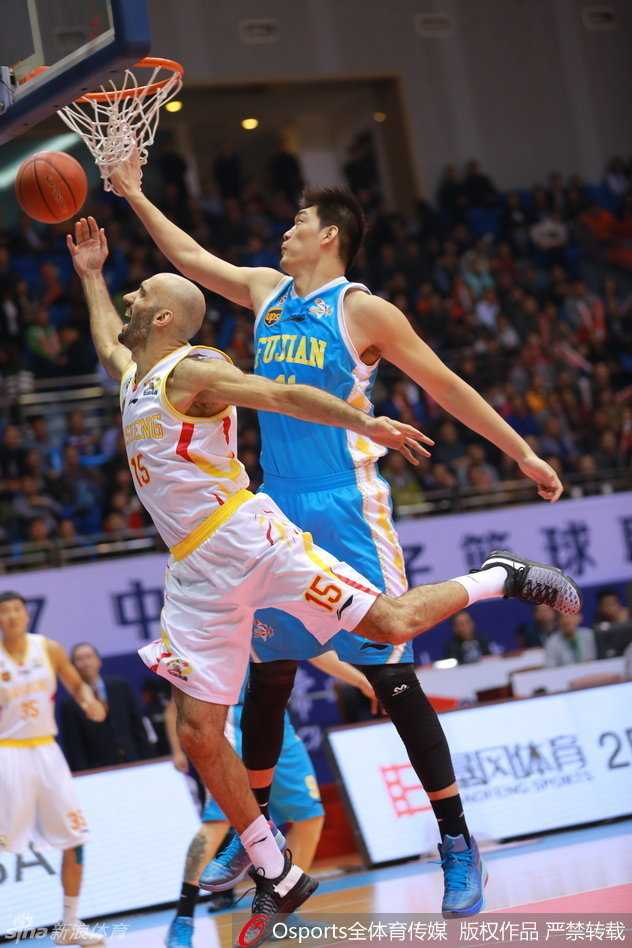 阿巴斯腾空封盖，遮天蔽日，手掌直接按住篮球，防守端统治力尽显