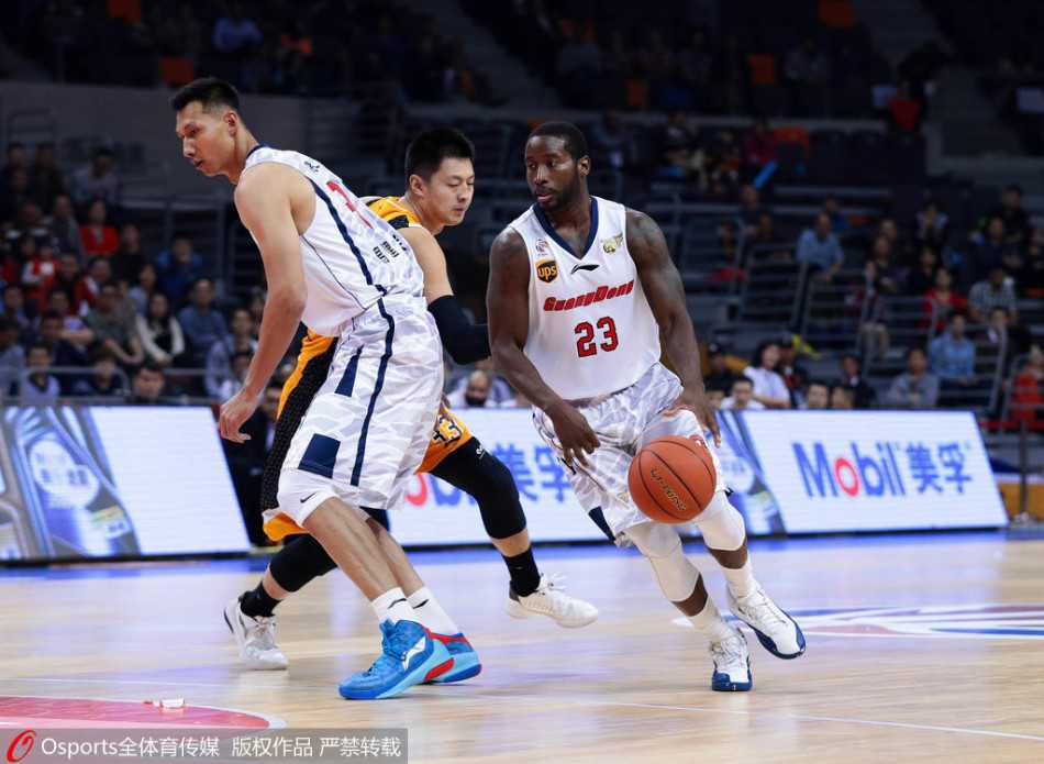 易建联面对防守悍将富兰克林，毫无惧色完成干拔跳投，对方封盖为时已晚。