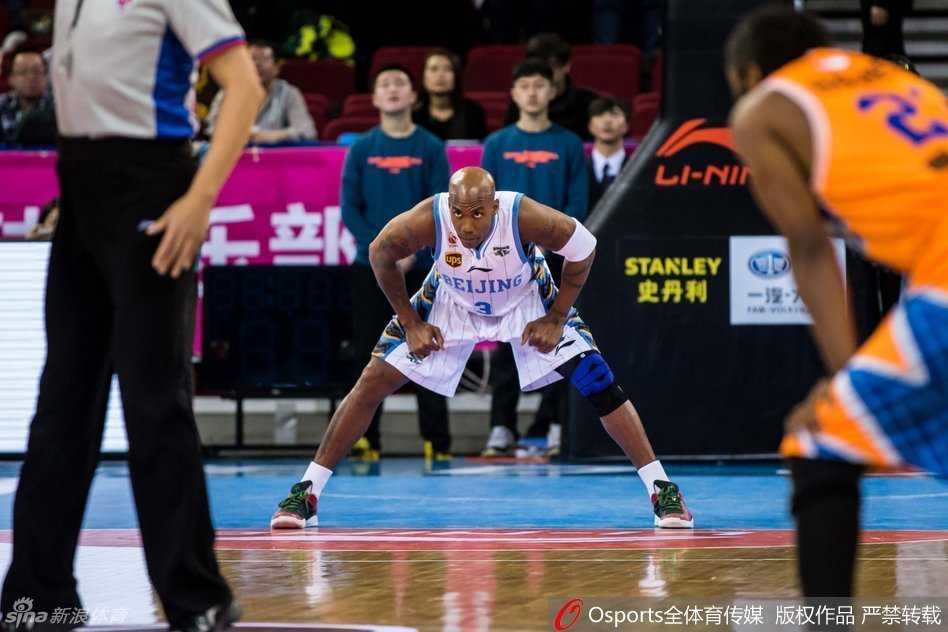 老马的眼神中透着不甘与坚毅，即使拼到弹尽粮绝，他依然是五棵松的图腾。