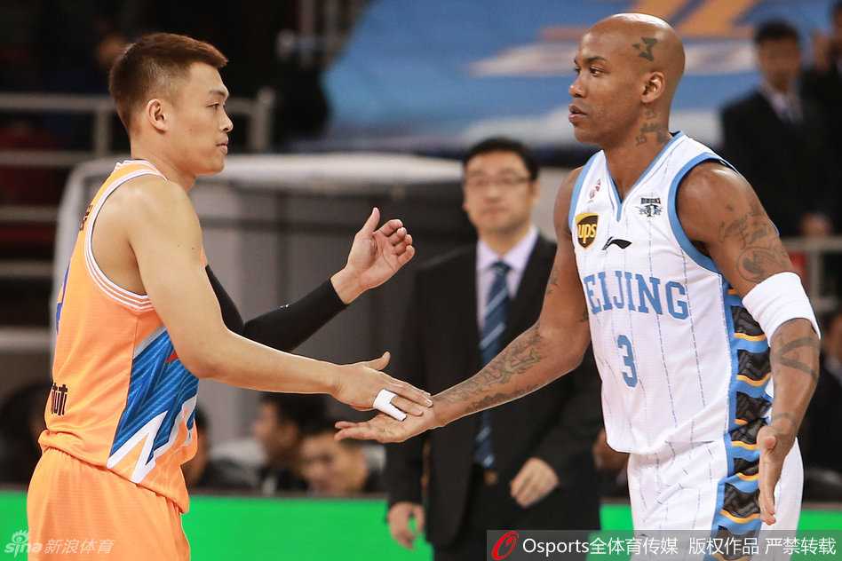 莫里斯表情狰狞，双臂肌肉紧绷，犹如一头猛兽般冲击着对手的篮下防线。