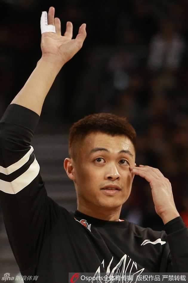 莫里斯在对手头顶完成暴扣，双手紧抓篮筐，展现出惊人的冲击力。