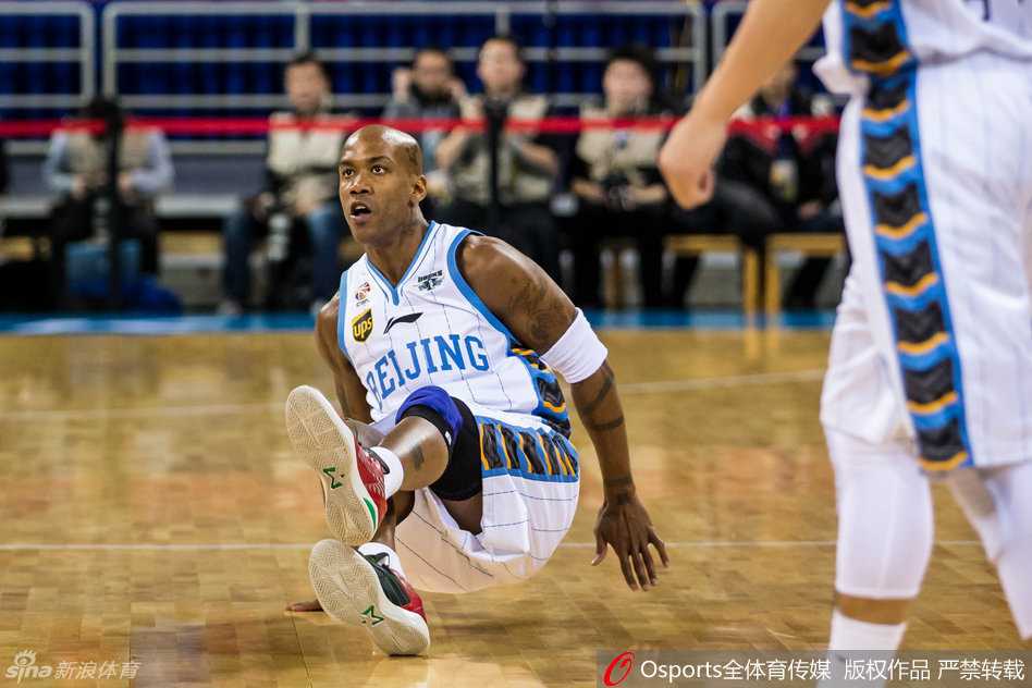 李学林轻抚眼角，向看台上的球迷挥手致意，仿佛在告别又像是在感谢。