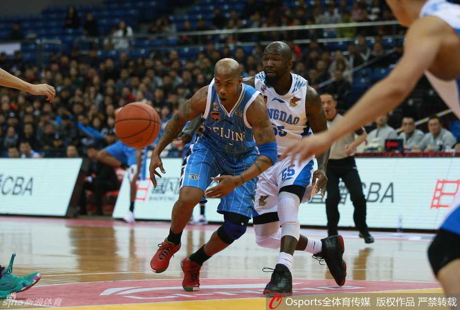 方硕作为球队大脑，在场上大声呼喊指挥队友跑位，他的手势坚定明确，即便在逆境中也努力梳理着球队的进攻节奏。