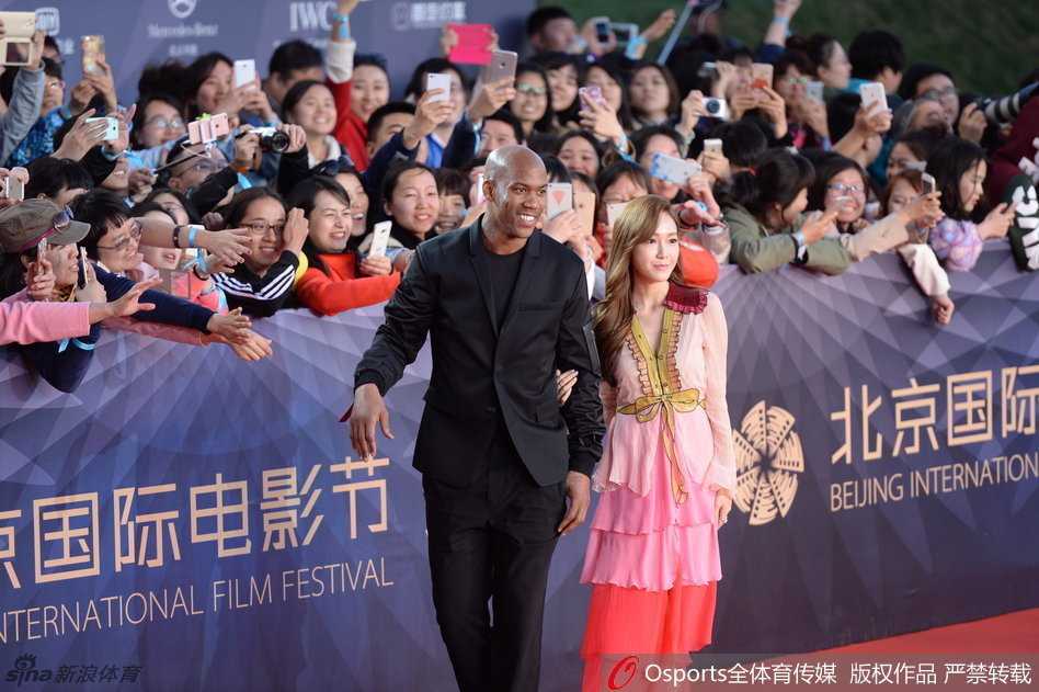 马布里与郑秀妍在背景板前合影留念，两人面对镜头展现出灿烂的笑容，仿佛预示着他们在电影中的合作将无比默契与精彩。