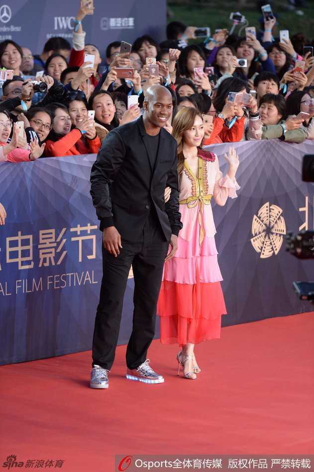 马布里与郑秀妍并肩走在北影节红毯上，老马露出憨厚笑容，Jessica则优雅地挥着手，两人如同从童话中走出的跨界组合。