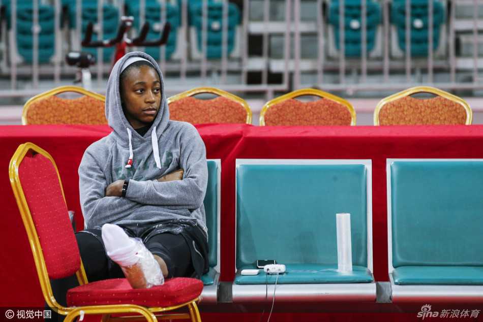 马赫在训练中突然蹲下身去，用手指着地板上的位置标记，像是在给队员划定一块必须死守的禁区，细节之处尽显名帅的严谨。