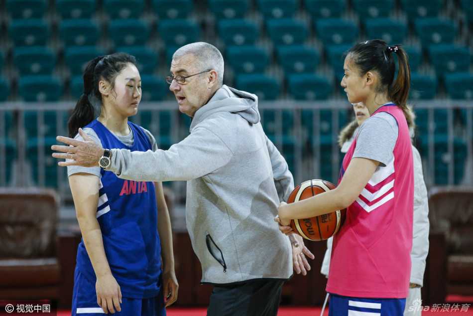 训练场上，马赫用手势比划着跑动路线，目光如炬地盯着每一位参与折返跑的球员，他那特有的执教气场让整个球馆的空气都凝固在战术执行中。