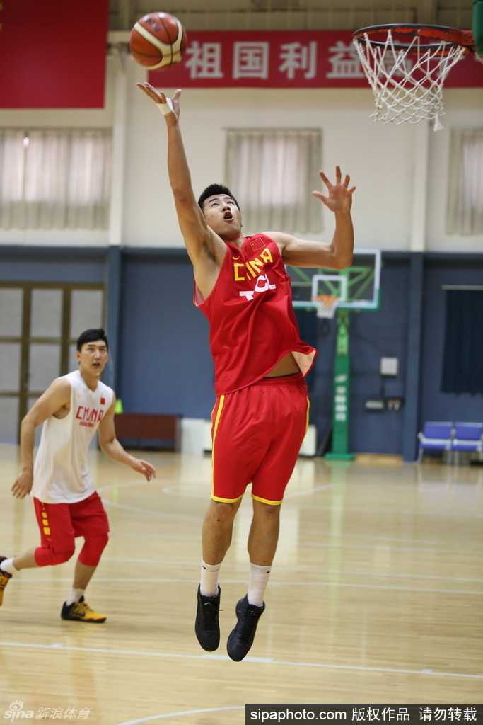 丁彦雨航突破分球，眼神犀利如刀，仿佛要撕裂对手的防线，开启自己丁神的进化之路
