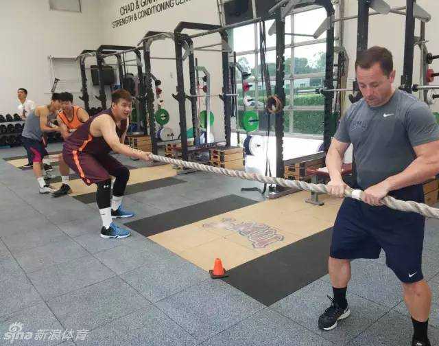 魔鬼特训铸就全新飞虎 训练间隙,一场别开生面的拔河比赛点燃了全队的激情,大家紧握绳子,齐声呐喊,将团队的力量凝聚成一股绳。