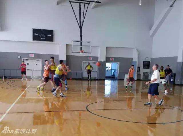 魔鬼特训铸就全新飞虎 飞虎将士们在美国的训练馆内集结,眼神坚毅,浑身散发着对提升自我的渴望,仿佛一头头蓄势待发的猛虎。