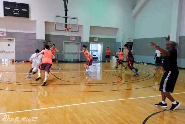 魔鬼特训铸就全新飞虎 力量房里,球员们在体能教练的指导下咬牙举起杠铃,每一块肌肉的线条都在诉说着努力,这是为内线搏杀积攒的资本。