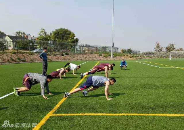 魔鬼特训铸就全新飞虎 在激烈的对抗赛中,一名球员高高跃起,在空中与陪练外援激烈碰撞,展现了此次美国之行锤炼出的血性与自信。