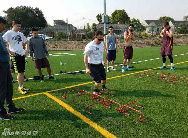 魔鬼特训铸就全新飞虎 外籍教练正在对一名球员进行手把手的投篮指导,从手型到发力姿势,每一个细节都不放过,只为雕琢出更精准的射手。