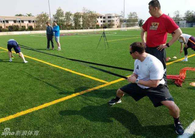 魔鬼特训铸就全新飞虎 有伤在身的球员在跑步机上进行着倒走康复训练,他们不愿因伤掉队,用另一种方式与队友们并肩作战。