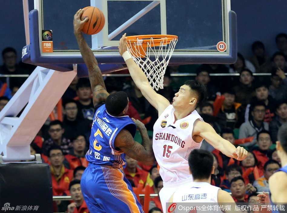 约什·史密斯犹如神兵天降，在对手完成致命封盖后激动地与队友撞胸庆祝，这一刻他诠释了何为防守端的统治力！