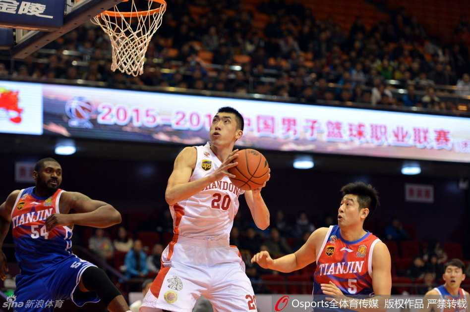 孟铎突破防线后跃起远射，篮球在空中划出优美弧线