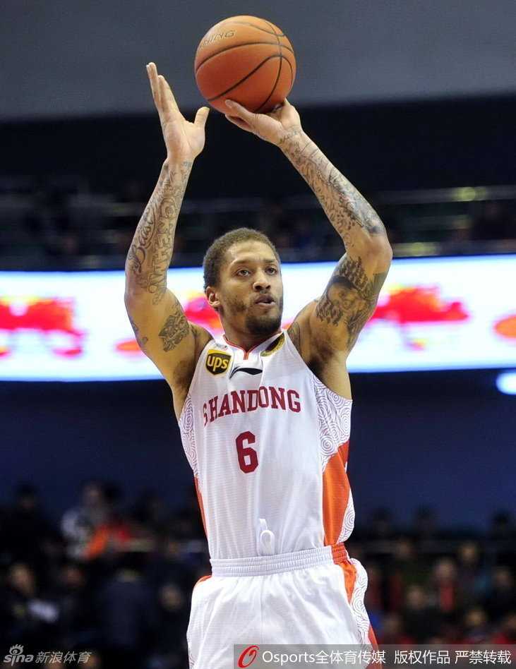 鲁苏鏖战定乾坤,齐鲁豪杰憾负江苏 比斯利犹如天外飞仙,单臂擎天,篮球在他巨大的手掌中仿佛停滞了时间,队友纷纷拉开,静待这位得分机器的单挑时刻。