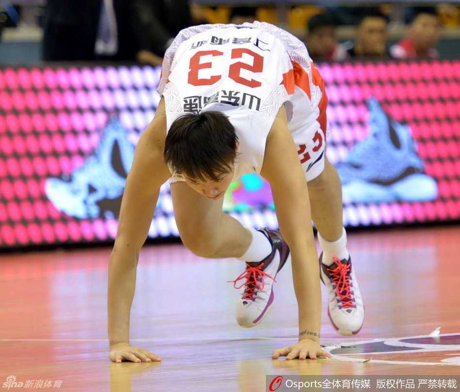 鲁苏鏖战定乾坤,齐鲁豪杰憾负江苏 陶汉林在禁区如火山喷发,腾空而起双手重扣,整个篮架都在他的暴力美学下颤抖,现场气氛被彻底点燃。