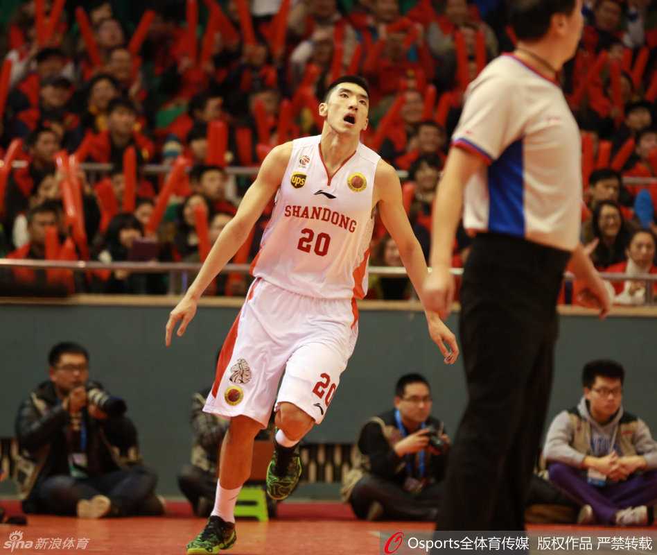 鲁苏鏖战定乾坤,齐鲁豪杰憾负江苏 丁彦雨航突破中重心失衡,身体与地板激烈摩擦,但他眼神坚毅,倒地瞬间已蓄势待发,准备起身再战。