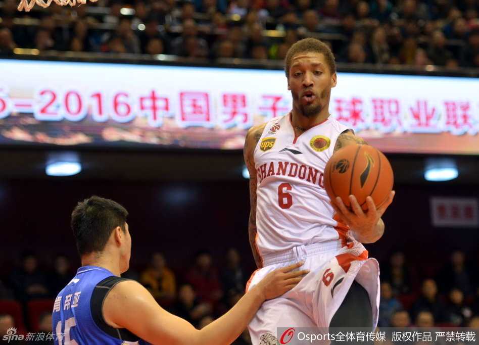 鲁苏鏖战定乾坤,齐鲁豪杰憾负江苏 奥登大帝镇守篮下,长臂遮天蔽日,像一座无法逾越的山峰,让山东队的突破手们感受到了绝望的压迫感。