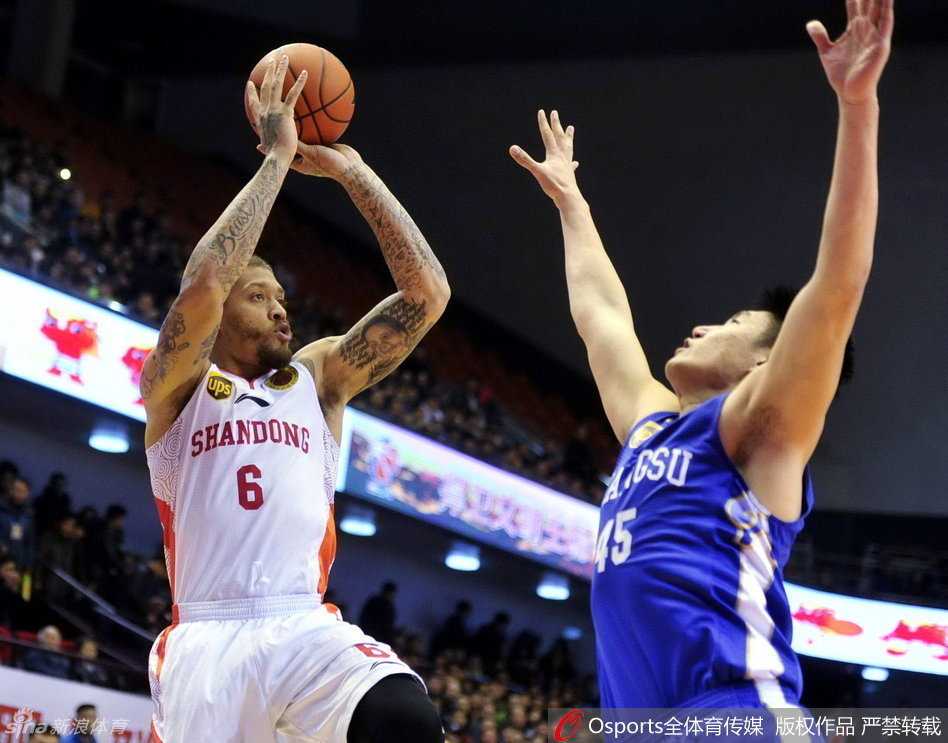 鲁苏鏖战定乾坤,齐鲁豪杰憾负江苏 老将陈磊临危不乱,指挥若定,用老辣的经验掌控着最后一攻的节奏,眼神中满是对于胜利的渴望与笃定。