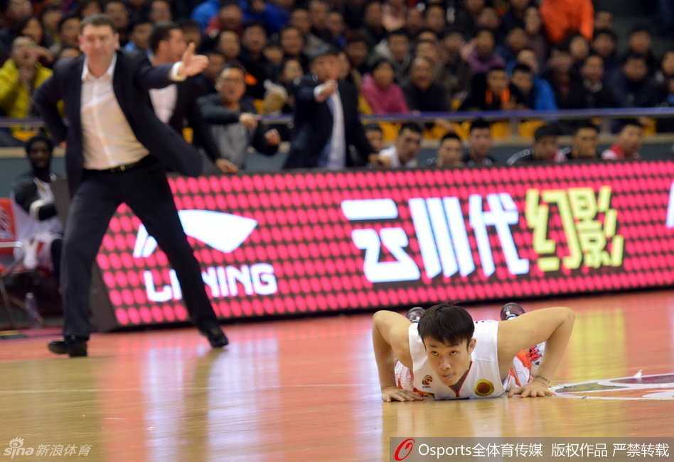 鲁苏鏖战定乾坤,齐鲁豪杰憾负江苏 睢冉如灵猫般闪入重重防线,面对补防毫无惧色,手腕轻挑,篮球划出一道彩虹越过指尖,单手上篮改写比分。