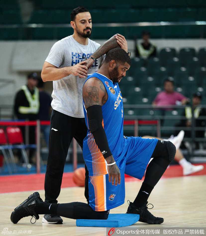 鹰王抵穗蓄势待发 约什·史密斯赛前热身寻找手感 约什·史密斯在赛前训练中专注地练习双手运球,节奏感十足,为新东家积极找手感。