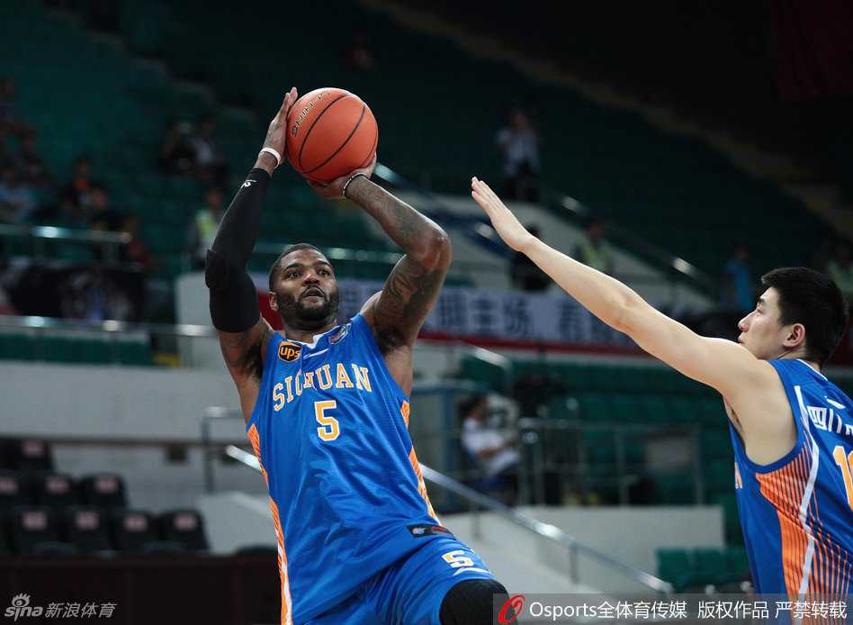 鹰王抵穗蓄势待发 约什·史密斯赛前热身寻找手感 约什·史密斯完成赛前热身准备离场,背后是广州龙狮的主场看台,首秀一触即发。