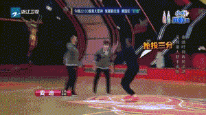 麦蒂阿联《来吧冠军》合体 篮球传奇与娱乐明星碰撞爆笑火花 比赛结束,明星队员们激动地拥抱在一起,庆祝这场来之不易的胜利,脸上洋溢着圆梦的喜悦。