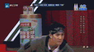 麦蒂阿联《来吧冠军》合体 篮球传奇与娱乐明星碰撞爆笑火花 麦蒂为了穿上紧身裤,边运球边扭动身体,展现出难得的妩媚与搞笑一面。