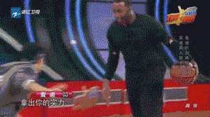 麦蒂阿联《来吧冠军》合体 篮球传奇与娱乐明星碰撞爆笑火花 在边运球边跳绳的环节,易建联被绳子绊住,动作笨拙可爱,引得场边的Ela指着他大笑不止。